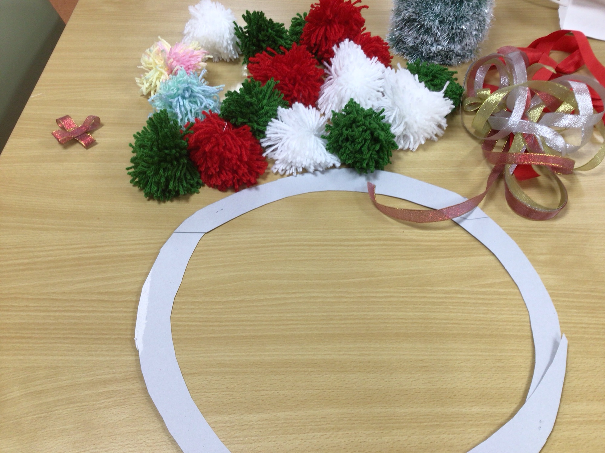 毛糸でクリスマスリースを作りました